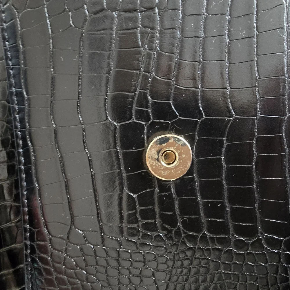 TOPSHOP Black Croc-Embossed Crossbody Bag - Picture 7 of 7